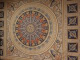 une photo d'une tapisserie accrochée au mur d'une pièce