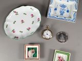 un grand nombre d'objets posés sur une table