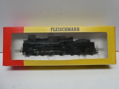 Une image représentant un petit train se trouve dans une boîte posée sur une table.