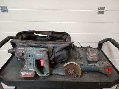 une photo d'un chariot à outils sur lequel sont posés des outils