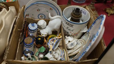 une boîte remplie d'objets assortis posée sur une table