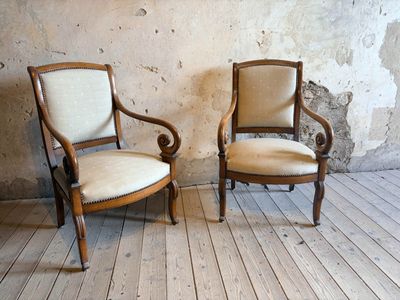 deux chaises assises l'une à côté de l'autre sur un plancher en bois