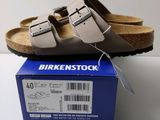 un gros plan sur une paire de sandales Birkenstock posées sur une boîte