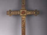 une vieille croix en bois ornée d'un motif décoratif
