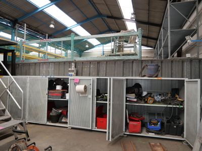 une photo d'un garage offrant de nombreux espaces de rangement