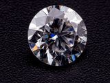gros plan d'un diamant sur une surface noire