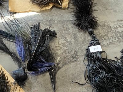 Lot de plumes d'autruche de diverses couleurs, 1 tour de cou…