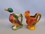deux vases placés l'un à côté de l'autre