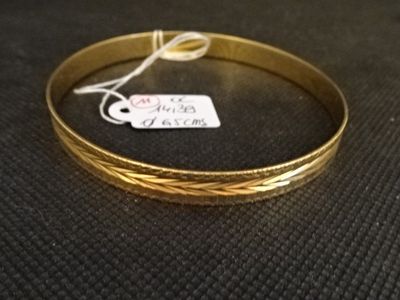 Gros plan sur un bracelet en or portant une étiquette