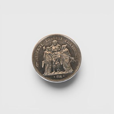 gros plan d'une pièce de monnaie sur une surface blanche