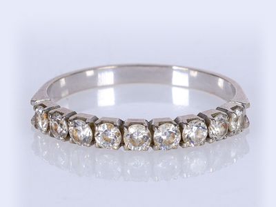 gros plan d'une bague en diamant sur une surface blanche