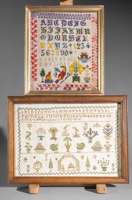 deux broderies au point de croix encadrées, représentant un oiseau et des fleurs