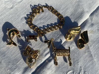 Lot bijoux, dont chien et dauphin (21)
