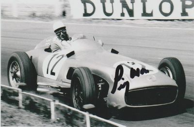 une photo en noir et blanc d'un homme au volant d'une voiture de course