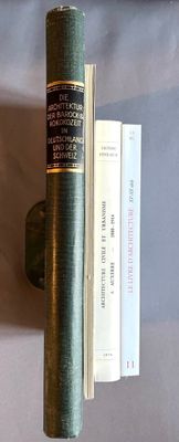 deux livres posés l'un à côté de l'autre sur une table