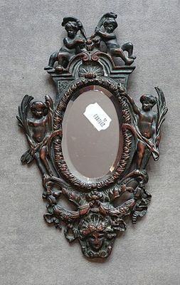 un miroir accroché au mur et entouré d'anges