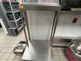 un chariot de cuisine en acier inoxydable surmonté d'un saladier