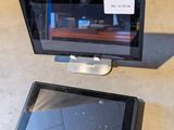 une tablette et un écran posés sur une table