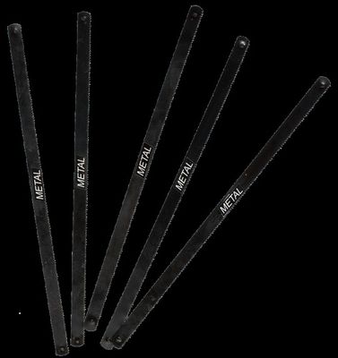 cinq baguettes en plastique noir portant l'inscription « metal »