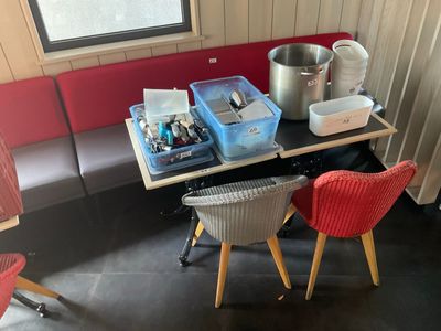 deux chaises et une table dans le coin d'une pièce