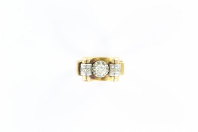 une image d'une bague en diamant sur fond blanc