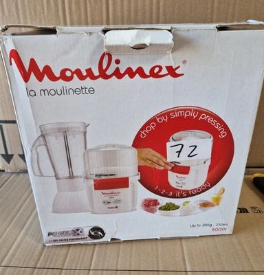 une boîte sur laquelle est posé un mixeur