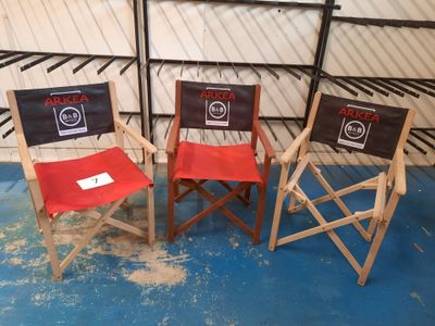 trois chaises assises l'une à côté de l'autre dans une pièce