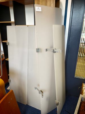 un réfrigérateur blanc dans un coin d'une pièce recouverte d'une moquette bleue