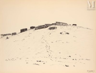 une photo en noir et blanc de vaches paissant sur une colline enneigée