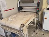 une table sur laquelle est posé un matelas, dans une pièce