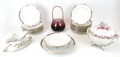 beaucoup d'assiettes et de bols sur la table