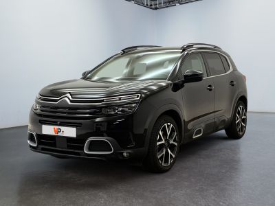 Une Citroën noire est garée dans une grande pièce