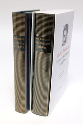 deux livres posés l'un sur l'autre devant un fond blanc
