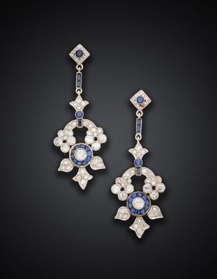 une paire de boucles d'oreilles en saphir et diamant
