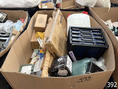 plusieurs boîtes d'articles assortis sont empilées les unes sur les autres
