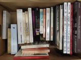 une boîte pleine de livres posés les uns sur les autres