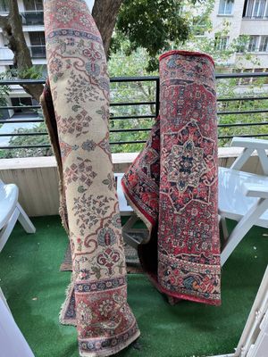 deux tapis qui se trouvent sur le balcon d'une maison