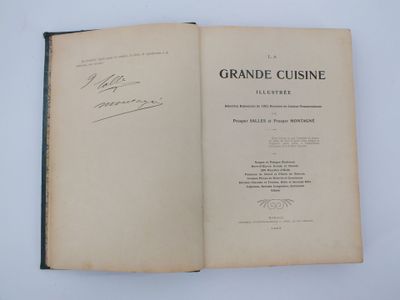 un livre ouvert sur lequel figure un titre écrit à la main