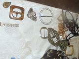 une table sur laquelle sont posés des bijoux