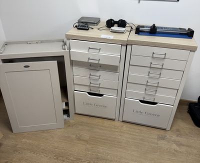 un bureau avec deux tiroirs, sur lequel est posée une imprimante