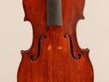 un vieux violon avec un archet sur fond blanc