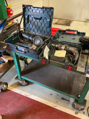 une photo d'un établi sur lequel se trouve une boîte à outils