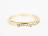une bague en or jaune avec des diamants sur fond blanc
