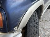 un gros plan sur l'avant d'un camion bleu