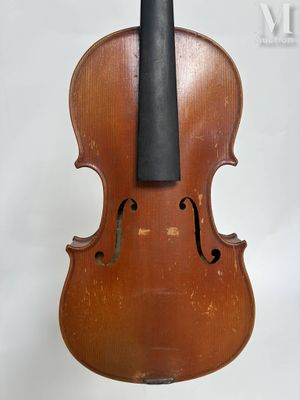 un vieux violon posé sur un chevalet, sur une surface blanche