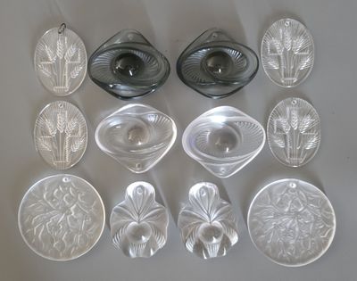 a lot of glass dishes that are sitting on a table