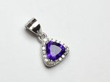 un gros plan d'un pendentif violet en forme de cœur posé sur une surface blanche