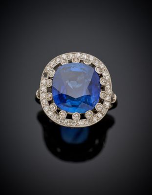 une bague en saphir et diamant