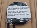 une boîte contenant une paire de ciseaux