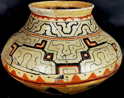 un vase orné d'un motif sur fond noir